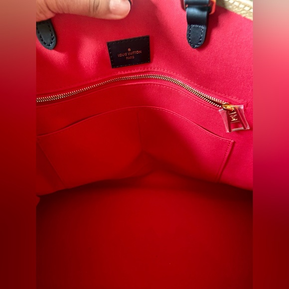 Louis Vuitton OnTheGo GM Monogram Tote in Pristine, Like New Condition - Picture 7 of 11